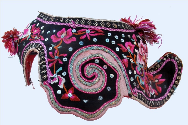 525 Yi Minority Parrot Beak Hat